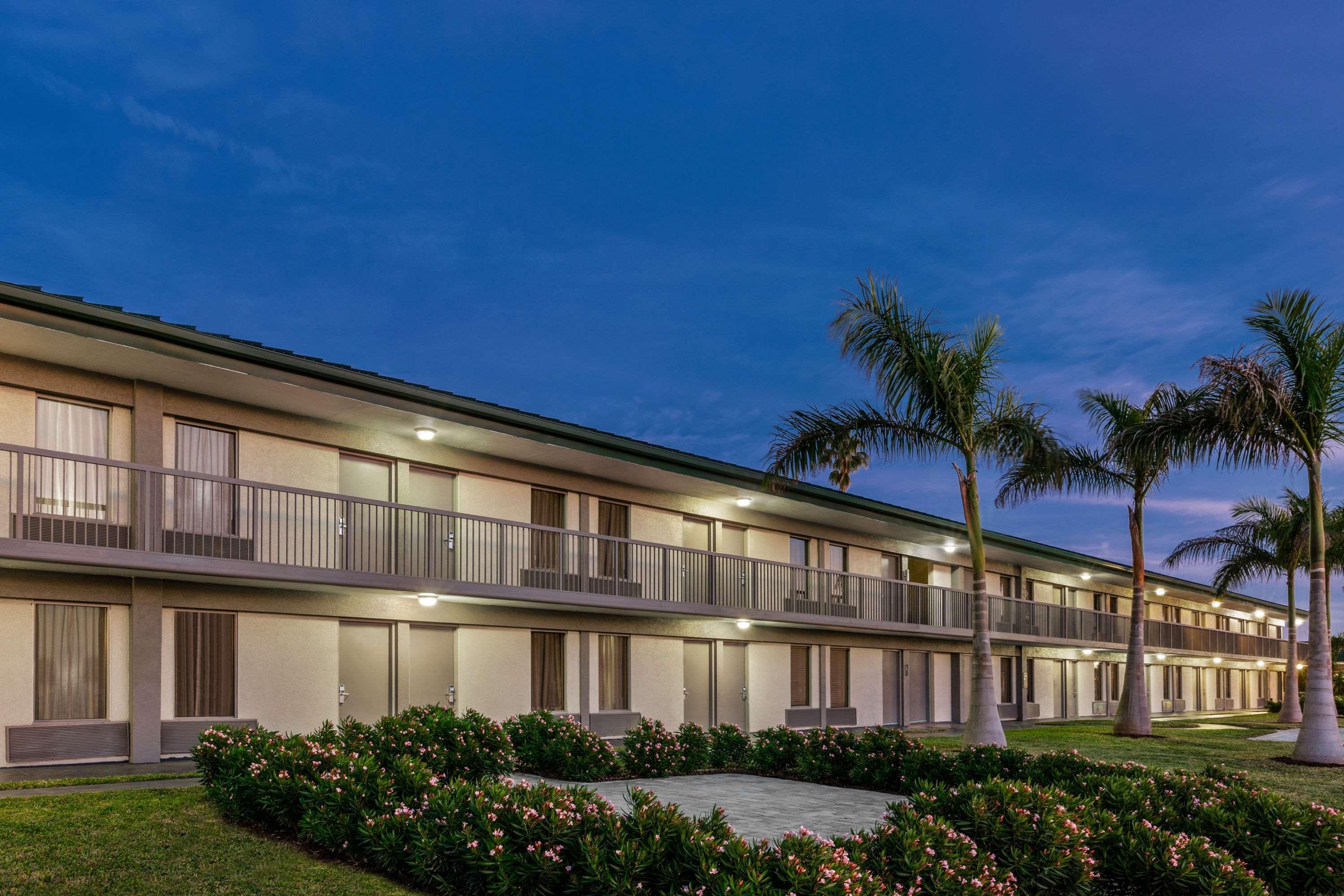 Отель Ramada By Wyndham Sarasota Waterfront South Bradenton Экстерьер фото