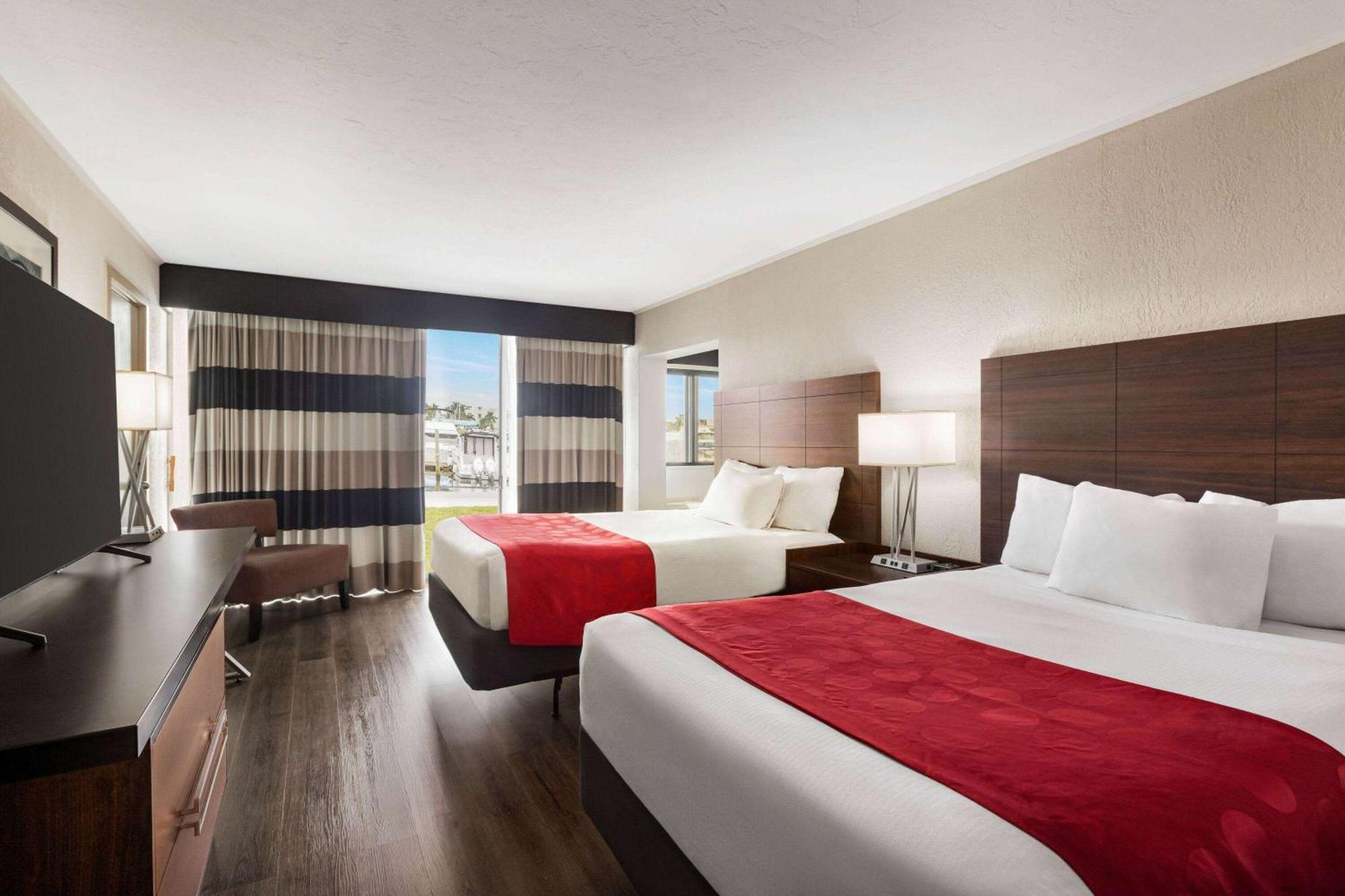 Отель Ramada By Wyndham Sarasota Waterfront South Bradenton Экстерьер фото