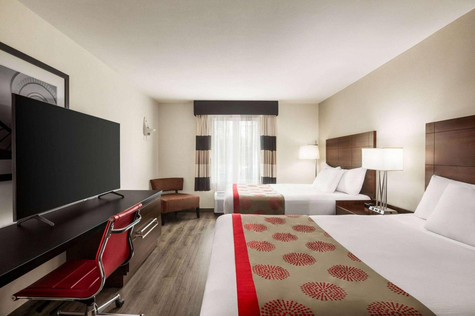 Отель Ramada By Wyndham Sarasota Waterfront South Bradenton Экстерьер фото