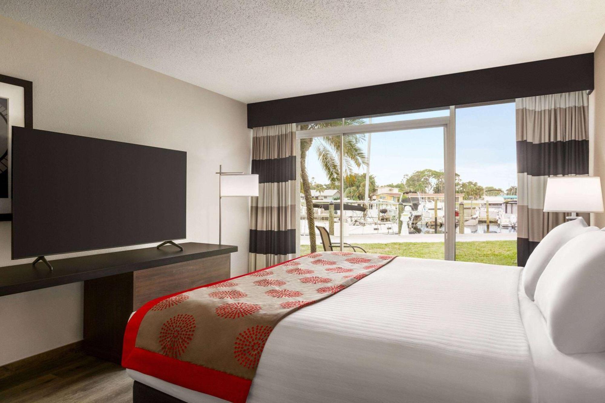 Отель Ramada By Wyndham Sarasota Waterfront South Bradenton Экстерьер фото