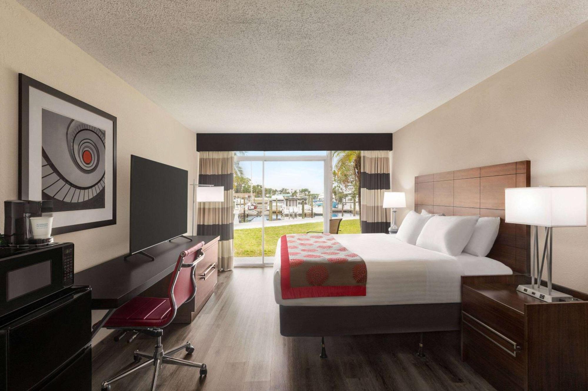 Отель Ramada By Wyndham Sarasota Waterfront South Bradenton Экстерьер фото