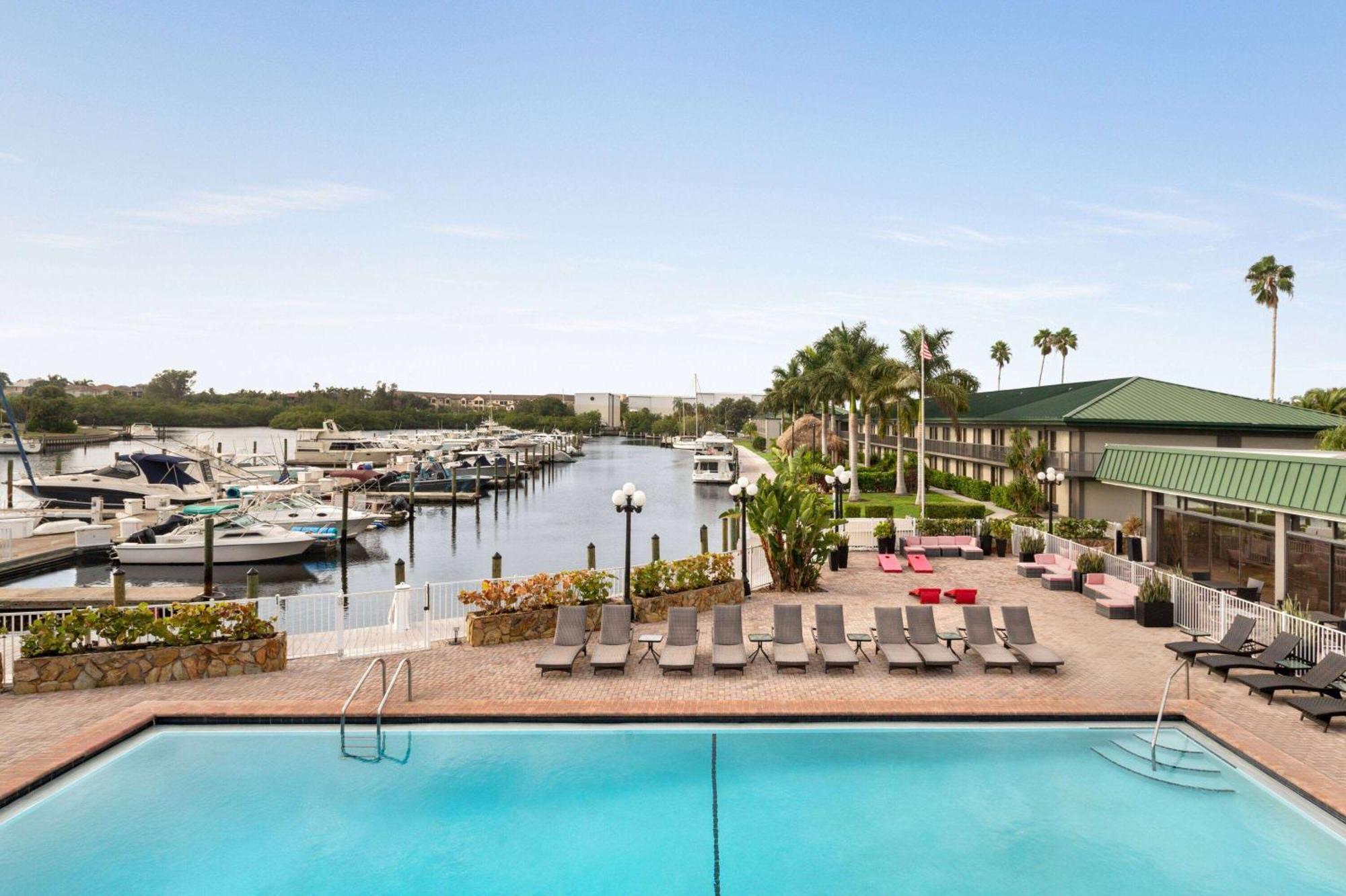 Отель Ramada By Wyndham Sarasota Waterfront South Bradenton Экстерьер фото