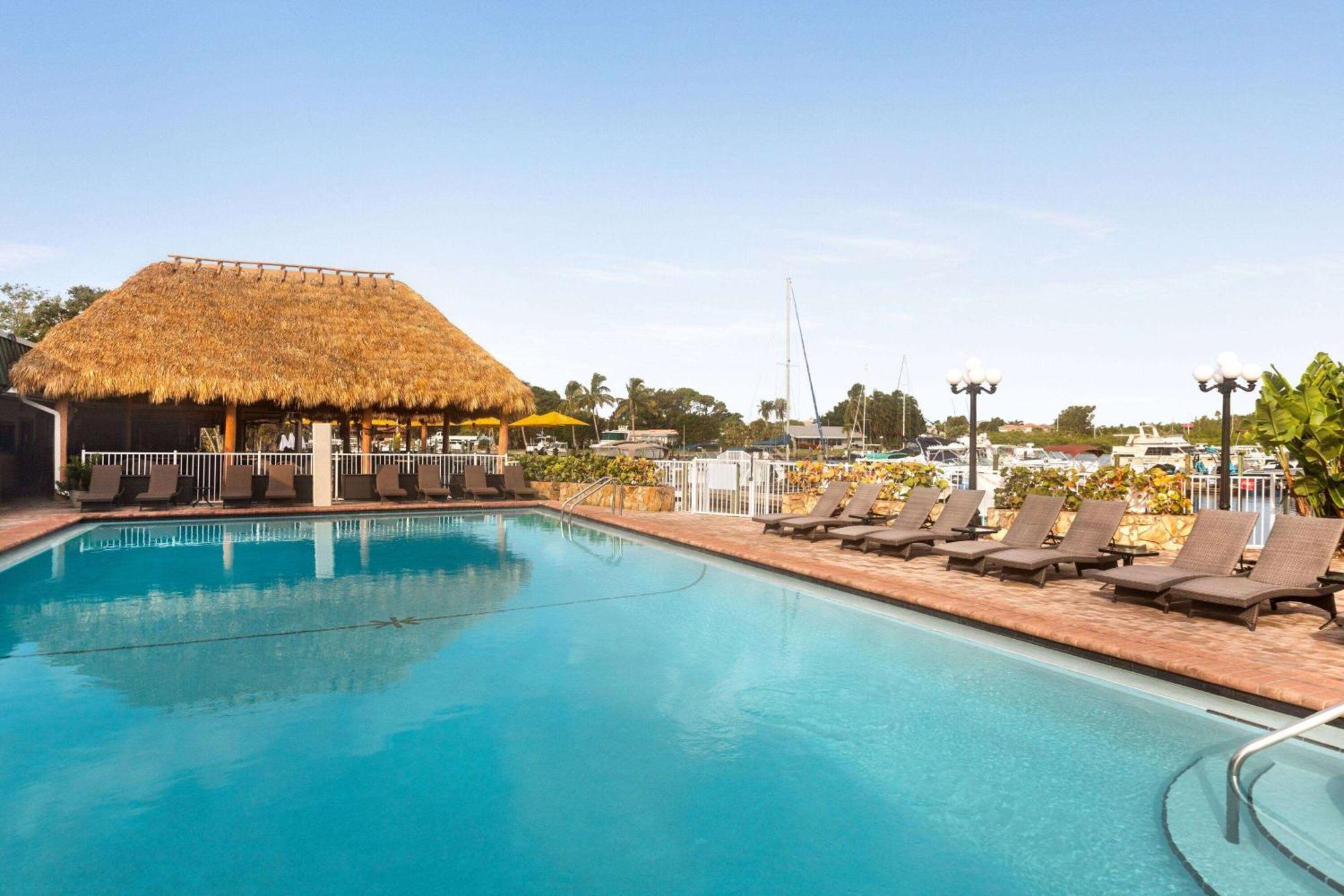 Отель Ramada By Wyndham Sarasota Waterfront South Bradenton Экстерьер фото