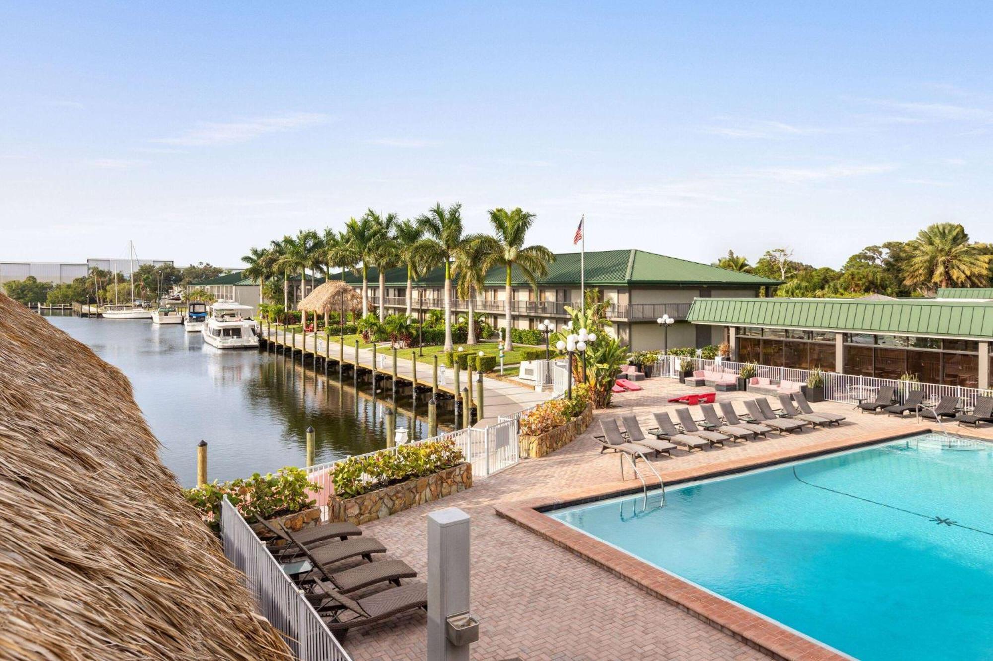 Отель Ramada By Wyndham Sarasota Waterfront South Bradenton Экстерьер фото